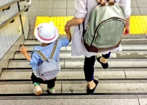 手をつなぐ母と子