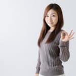 オッケーマークをする女性