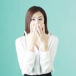 驚く女性